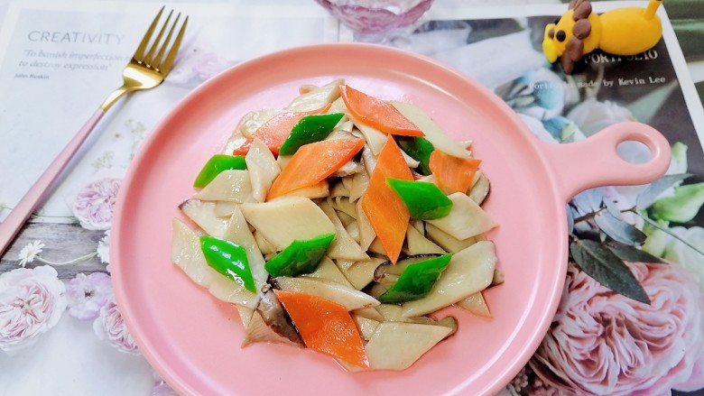 胡萝卜炒杏鲍菇,拍上成品图,一道美味又营养的胡萝卜炒杏鲍菇就完成了。