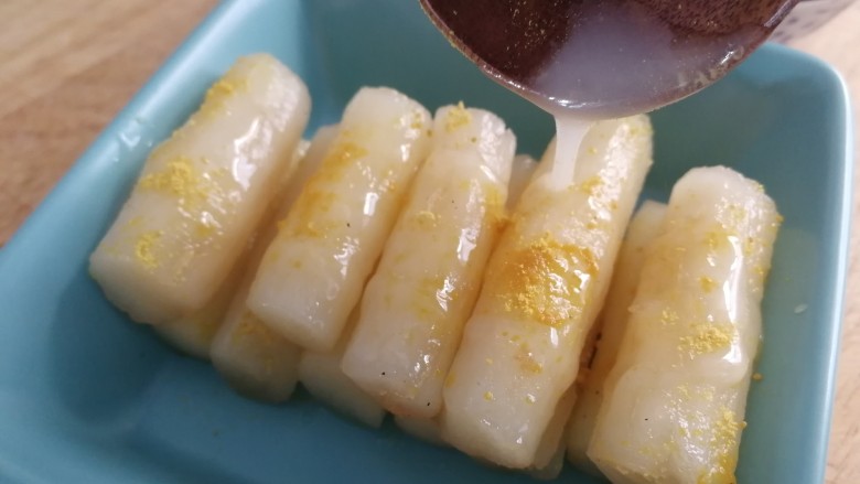蜂蜜山药,盛盘,淋上剩下的蜂蜜。