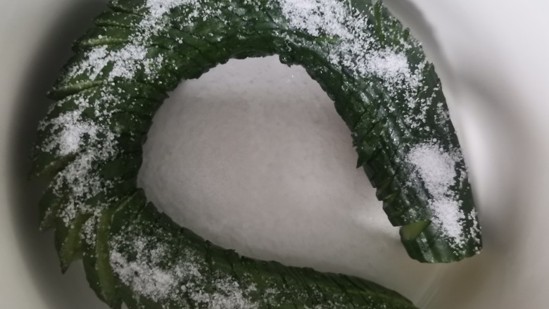 蓑衣黄瓜,涂抹均匀,限制半小时