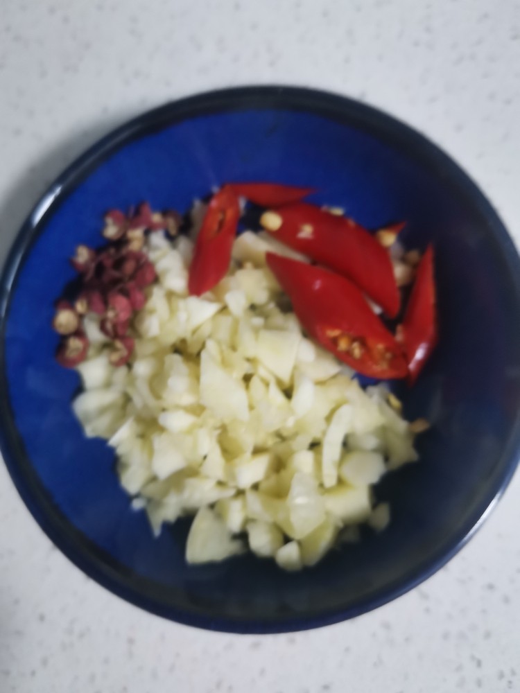 蓑衣黄瓜,这时候来调一个料汁,蒜和<a style='color:red;display:inline-block;' href='/shicai/ 82'>小米椒</a>切碎