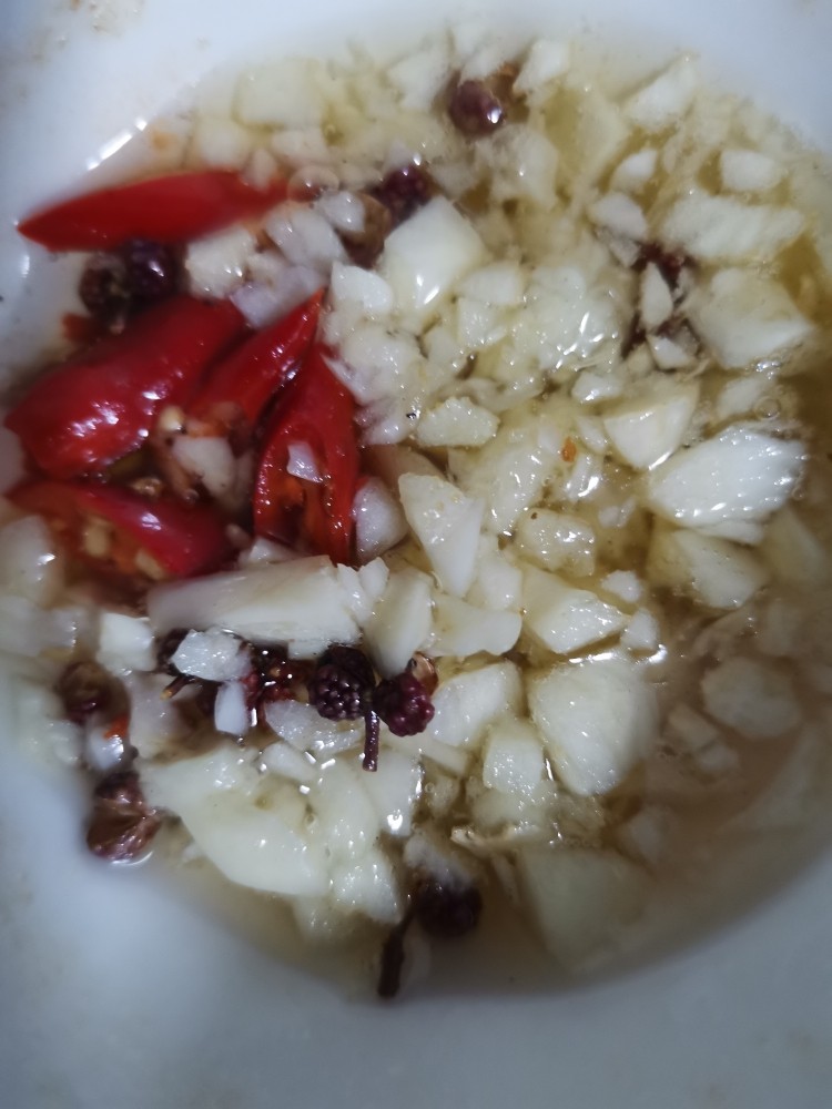 蓑衣黄瓜,锅中烧热油,浇出蒜油