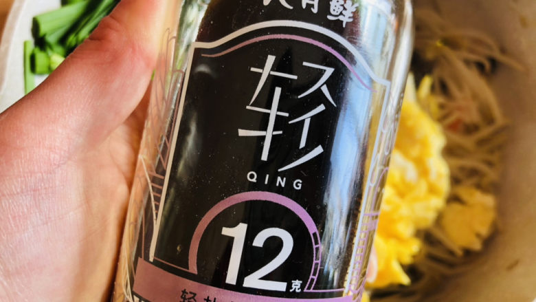 绿豆芽炒韭菜,加1大勺六月鲜12克轻盐特级牡蛎酱油提鲜。