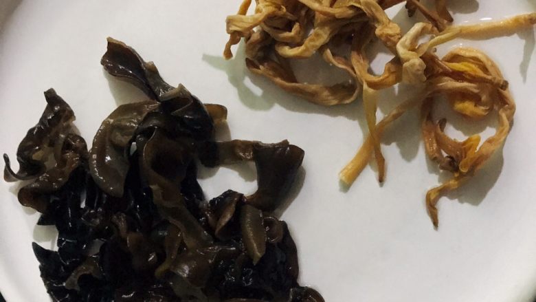 木耳蛋花汤,洗干净,木耳切小备用