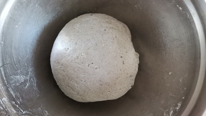 纯手工黑芝麻馒头,再用手揉成光滑的面团,面团揉的越光滑蒸出来的馒头就越光滑,放在温暖的地方发酵