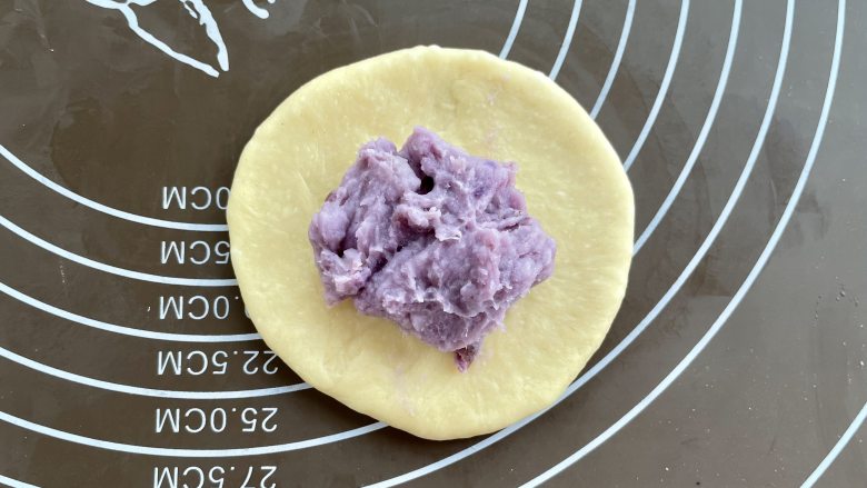 包着香芋馅的华夫饼,简直是治愈系美食,取一个面团擀圆,中间放上芋泥馅,约30克。