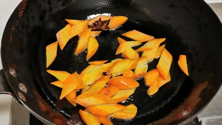 洋葱炒土豆片,起油锅,放入<a style='color:red;display:inline-block;' href='/shicai/ 695'>八角</a>炒香后放入胡萝卜片翻炒断生。