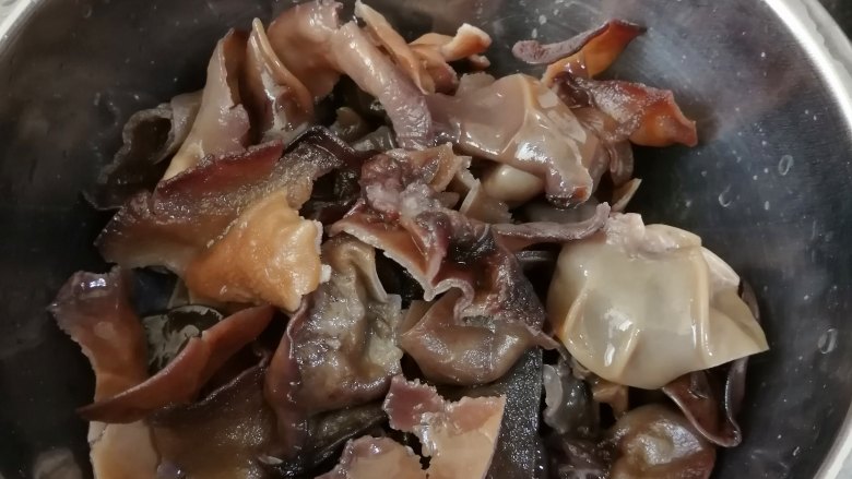 木耳炒肉丝,把大朵的木耳切成小块,然后焯水3分钟,捞出备用