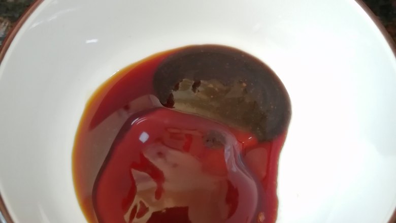 木耳炒肉丝,碗里加入<a style='color:red;display:inline-block;' href='/shicai/ 721'>蚝油</a>、<a style='color:red;display:inline-block;' href='/shicai/ 7633'>黑胡椒酱</a>、<a style='color:red;display:inline-block;' href='/shicai/ 788'>生抽</a>和<a style='color:red;display:inline-block;' href='/shicai/ 4510'>黄豆酱</a>