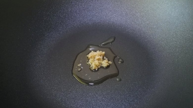 木耳炒肉丝,热锅入油,爆香姜末