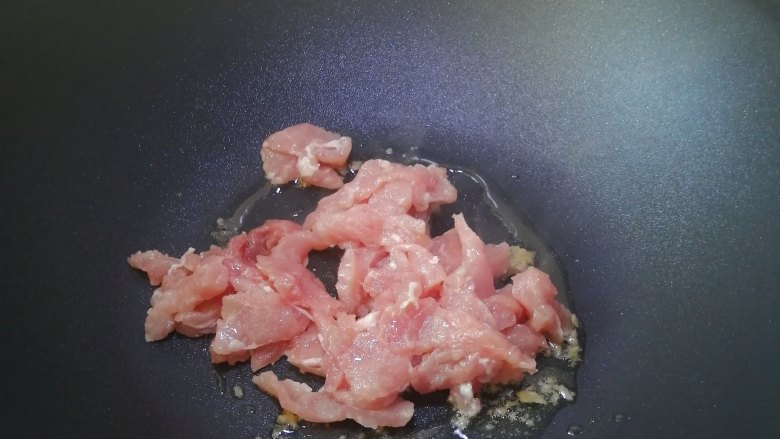 木耳炒肉丝,加入肉丝