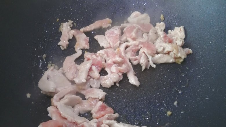 木耳炒肉丝,炒至变色