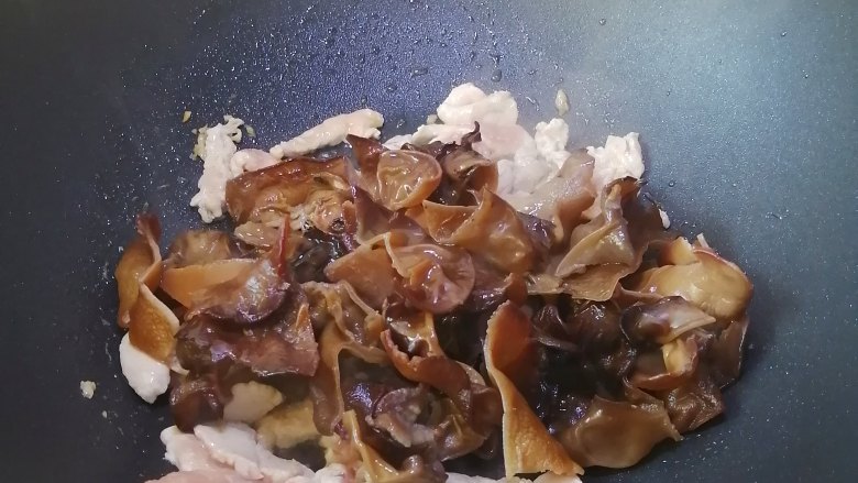 木耳炒肉丝,加入木耳同炒