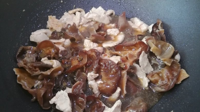 木耳炒肉丝,加入盐,炒匀,加入刚才调好的酱汁