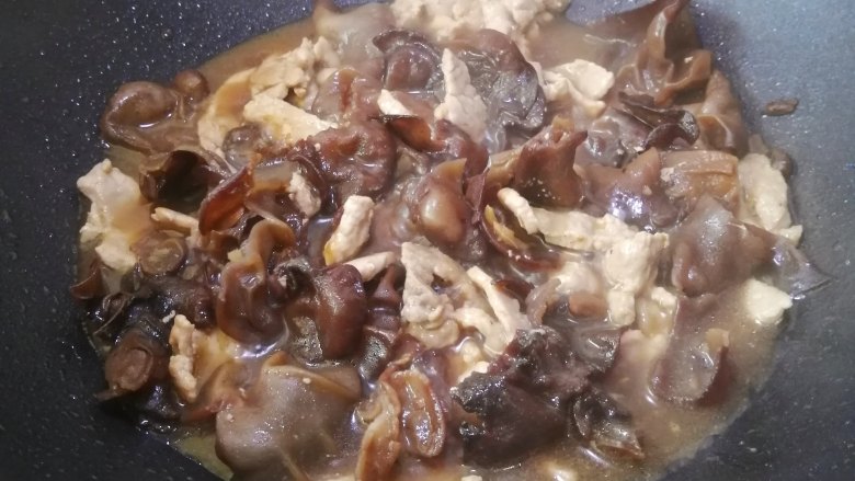 木耳炒肉丝,煮大约3分钟