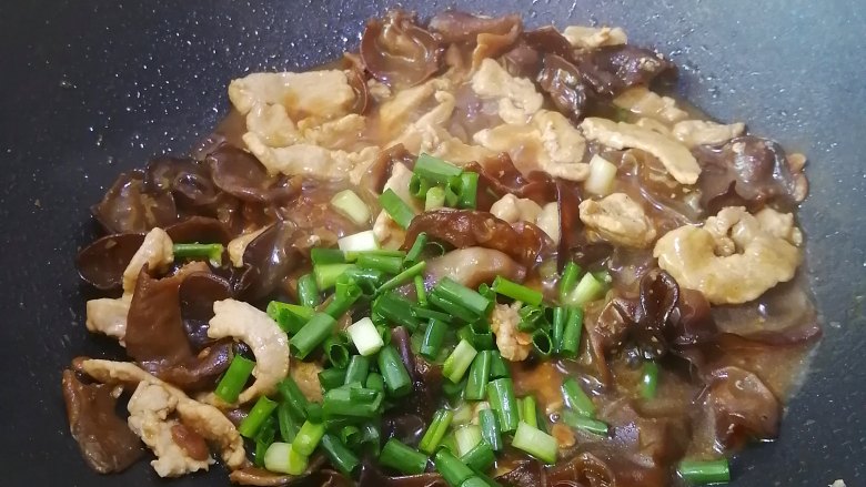 木耳炒肉丝,加入葱花,炒匀便可