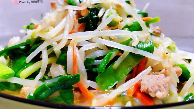 绿豆芽炒韭菜,鲜美可口的绿豆芽胡萝卜韭菜炒肉丝装入盘中就大功告成了