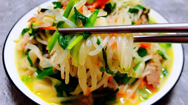 绿豆芽炒韭菜,绿豆芽入口脆嫩爽口混搭韭菜独有的清香还有浓浓的肉香真是让人回味无穷