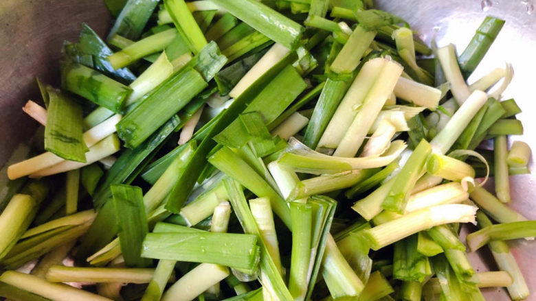 绿豆芽炒韭菜,韭菜摘好洗净切成小段