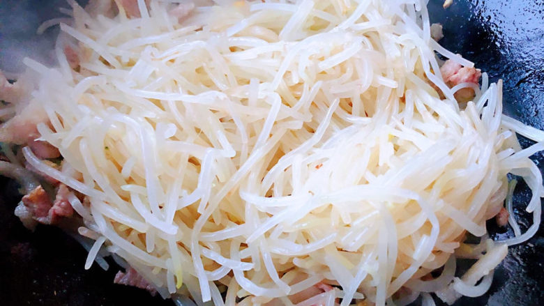 绿豆芽炒韭菜,放入绿豆芽同时倒入醋大火快速翻炒