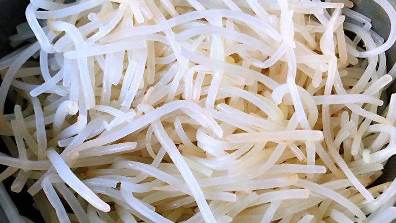 绿豆芽炒韭菜,焯好水的豆芽立即放入冷水中过凉沥干水份备用