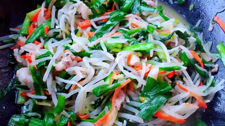 绿豆芽炒韭菜,炒至食材完全入味即可出锅享用