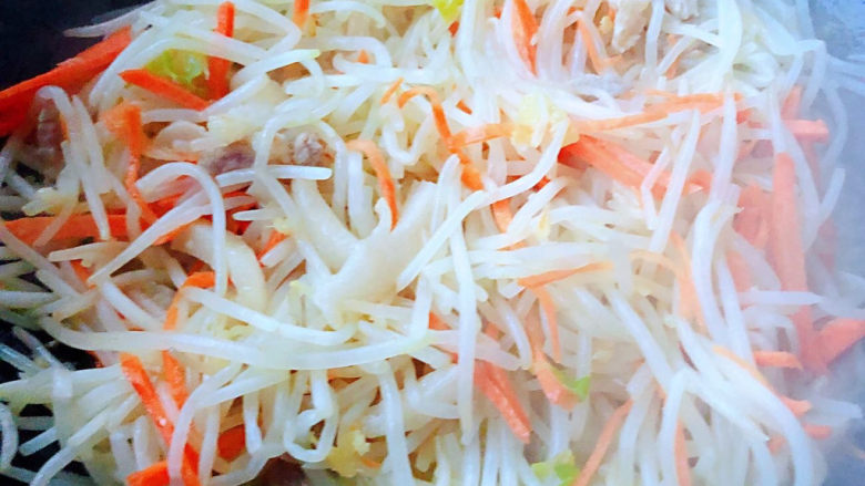 绿豆芽炒韭菜,放入胡萝卜丝炒至断生