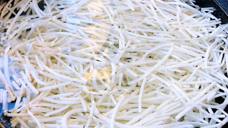 绿豆芽炒韭菜,锅中烧开水放入豆芽焯水断生切记时间不宜过长