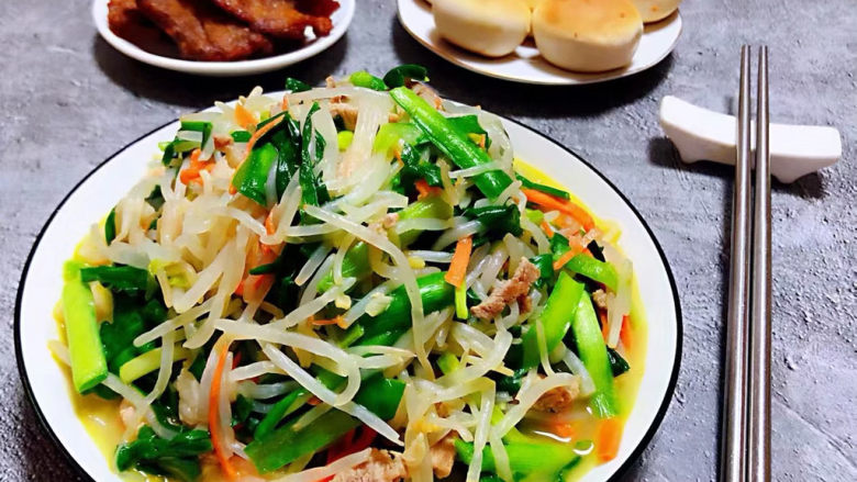 绿豆芽炒韭菜,搭配小餐包和牛肉一起吃棒极了👍