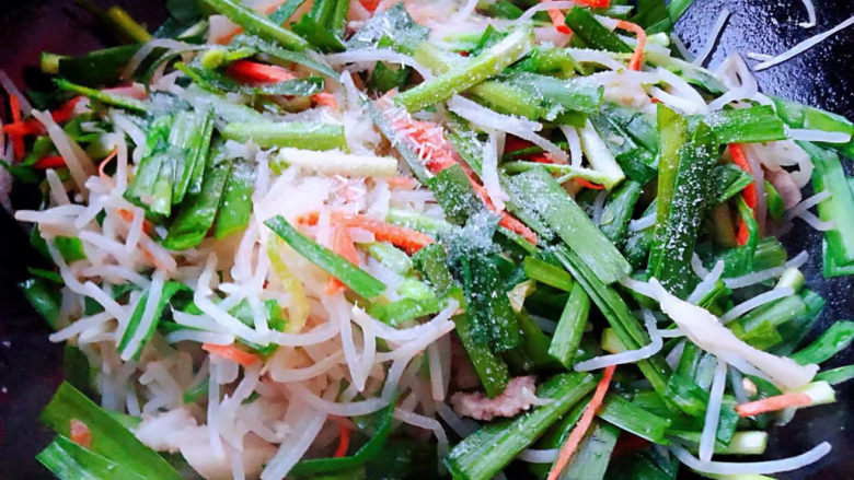 绿豆芽炒韭菜,放入盐和<a style='color:red;display:inline-block;' href='/shicai/ 717'>味精</a>改成小火快炒