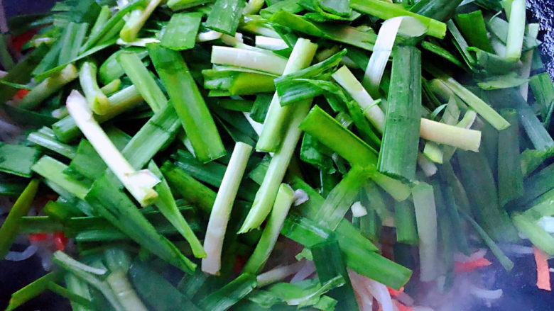 绿豆芽炒韭菜,放入韭菜段这一步骤非常重要不要炒至时间过久