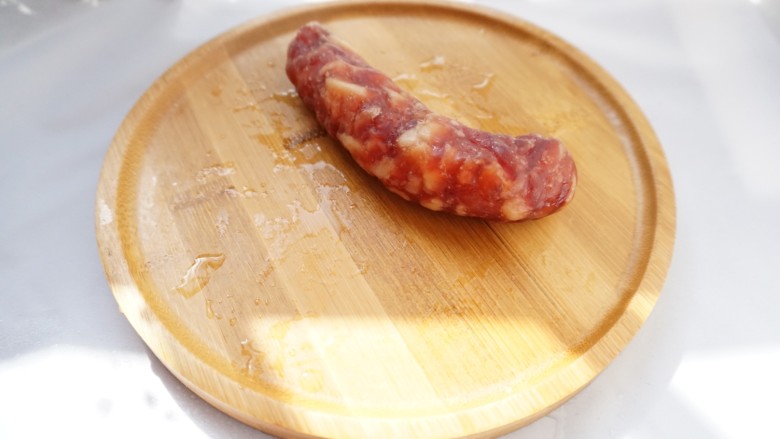 腊肠炒蛋,准备一根<a style='color:red;display:inline-block;' href='/shicai/ 4536'>腊肠</a>