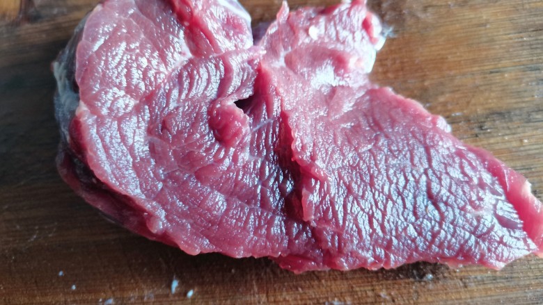 青椒炒牛肉,<a style='color:red;display:inline-block;' href='/shicai/ 216'>牛肉</a>选没什么筋的,最好是全瘦的,清洗干净