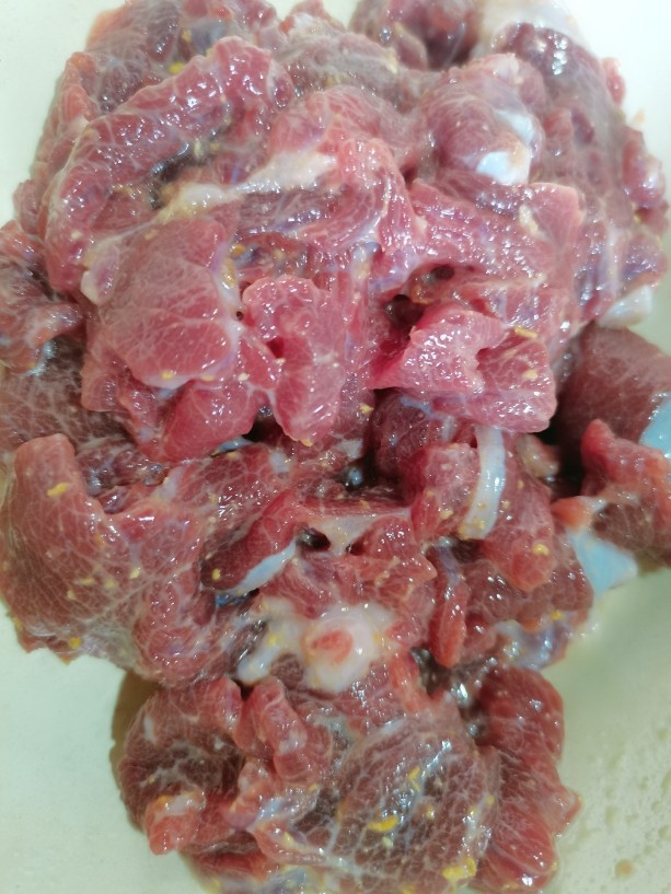 青椒炒牛肉,把它抓匀再腌制一会