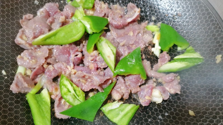 青椒炒牛肉,加入青椒翻炒均匀