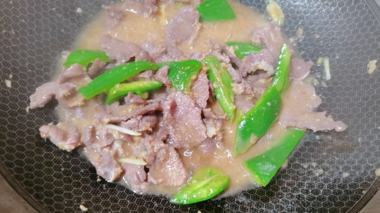 青椒炒牛肉,再加入适量清水