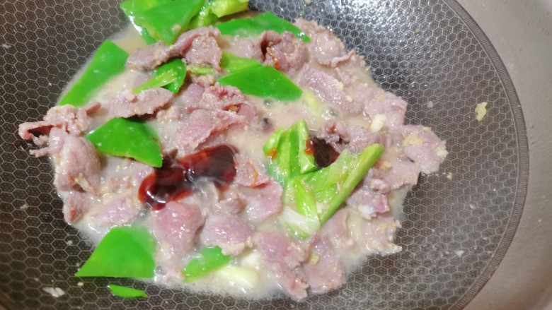 青椒炒牛肉,加入<a style='color:red;display:inline-block;' href='/shicai/ 721'>蚝油</a>继续翻炒