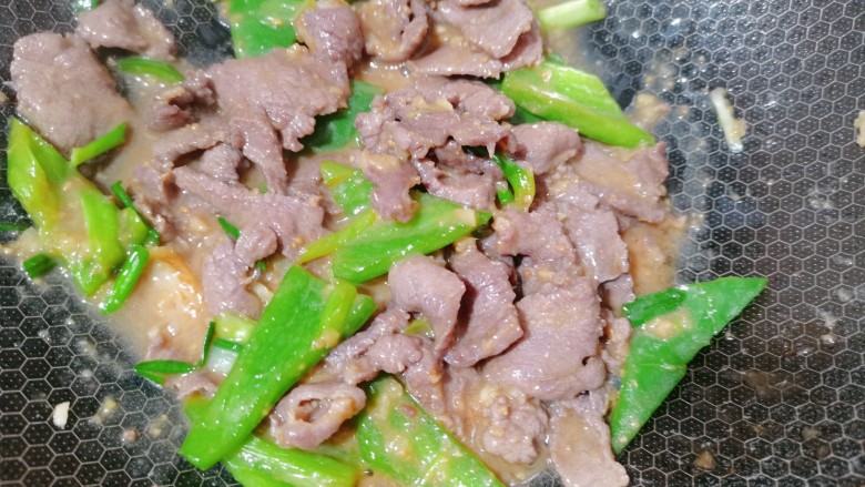 青椒炒牛肉,翻炒均匀，再大火收汁