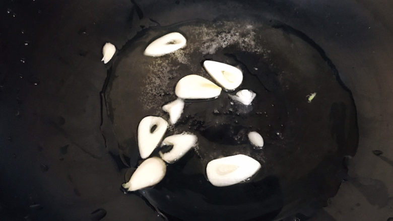 蒜苔炒腊肠~,起油锅,下蒜片爆香