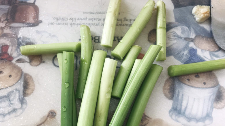 蒜苔炒腊肠~,蒜苔洗干净后,切去老的头部