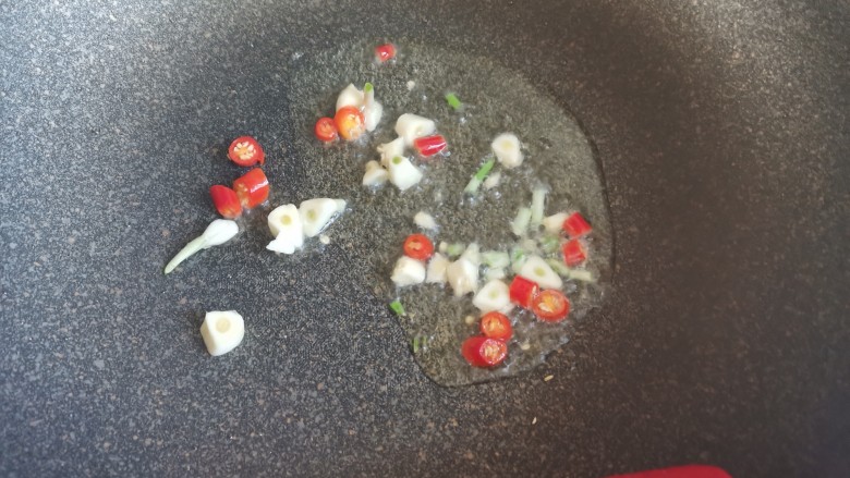 爆炒黄豆芽,起锅烧油,下入大蒜辣椒爆香