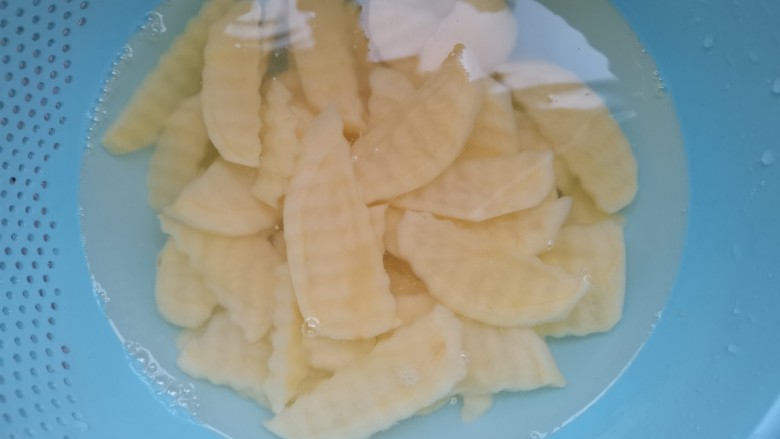 洋葱炒土豆片,清洗掉表面淀粉,沥干水份
