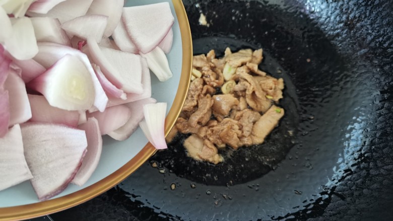 洋葱炒土豆片,肉片炒至八分熟,倒入洋葱大火快速翻炒片刻