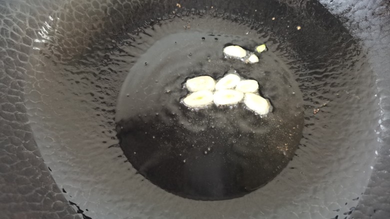 洋葱炒土豆片,另起锅,热油放入蒜片炒香