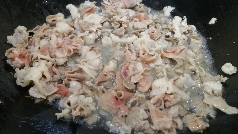 孜然羊肉炒饭,放入羊肉,文火炒香。