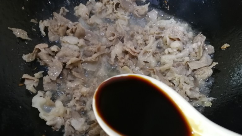 孜然羊肉炒饭,加<a style='color:red;display:inline-block;' href='/shicai/ 788'>生抽</a>提鲜,炒匀。