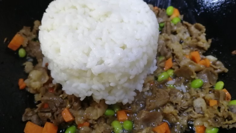 孜然羊肉炒饭,放入剩米饭,炒饭一定要用冷米饭,口感会劲道。