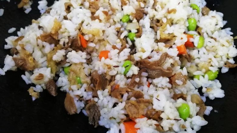 孜然羊肉炒饭,把米饭打散,文火翻炒均匀,