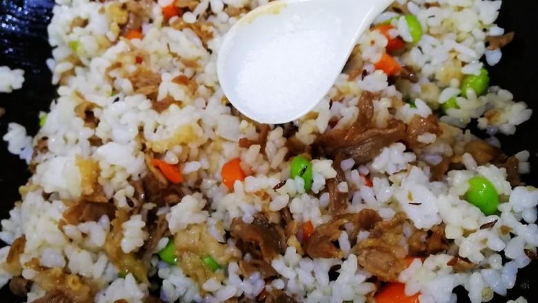 孜然羊肉炒饭,加盐增味,文火炒匀。
