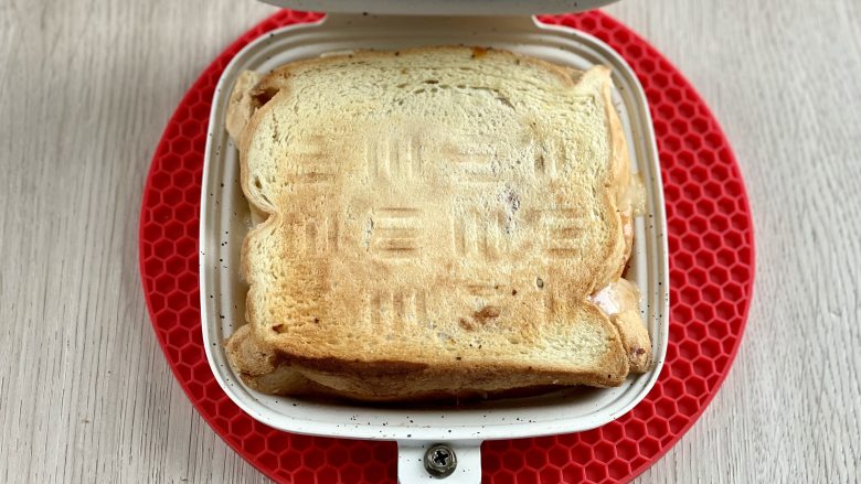 杂蔬蟹柳煎蛋三明治,烤好啦!