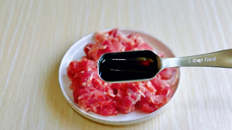 青椒炒牛肉,再加入<a style='color:red;display:inline-block;' href='/shicai/ 788'>生抽</a>调味。